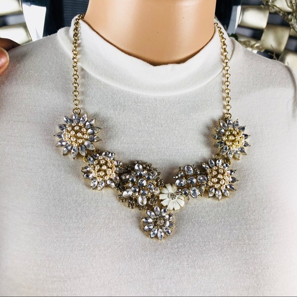 Rhinestone Flower Necklace - Picture 3 of 7